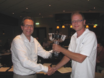  Stan Heijmans ontvangt de 'Fagel' (de kampioensbeker) uit handen van scheidend voorzitter Johan Knuvers