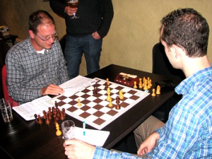 De zege van Stan Heijmans in de laatste partij leverde het 1e team de overwinning met 2½-1½ op.