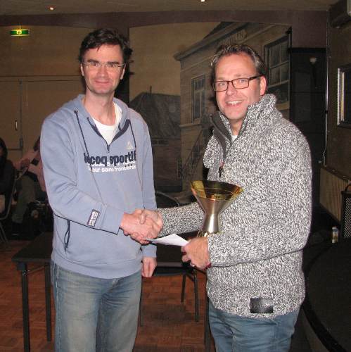 Loek van Wely (links) krijgt de kampioensbeker door Johan Knuvers uitgereikt