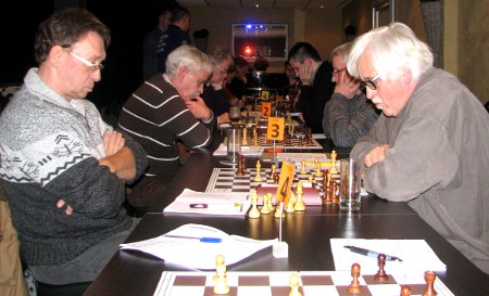 De schaakmachine is in vol bedrijf maar er hapert iets. Bedrijfsleider Ton van der Straeten (links) is zeer ontstemd.