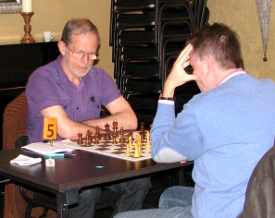 Tjeu Segers (links), vervanger van Jan Arts in Kentering 2, verloor zijn partij tot zijn eigen stomme verbazing