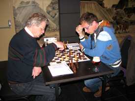 Paul Willemen (links) dwong zelfs clubkampioen Stan Heijmans op de knieën.