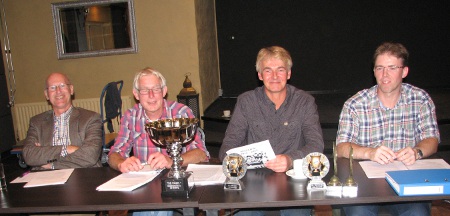 V.l.n.r.: penningmeester Hans v Eijk, secretaris Hans Kranenbarg, voorzitter Peter Zijderveld, wedstrijdleider Ronnie de Hoog