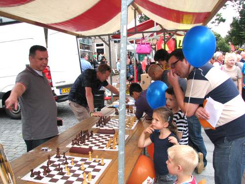 Geert Smulders-Dinh (links) en Arjan Gras: druk bezig met hun schaakpropaganda