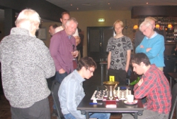 De finalepartij tussen Guus Bollen (links) en Jasper Broekmeulen
