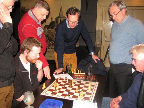 De stuurlui maken van het schaken een sociaal feestje en stuwen bovendien met hun scherpe analyses de partij op naar wetenschappelijke hoogten. Ze zijn onmisbaar aan de wal.