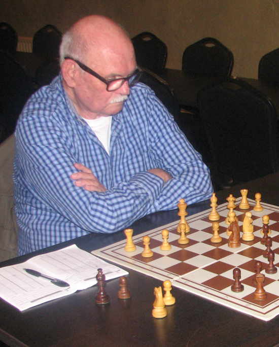 Van 1977 tot 1997 lid van 'De Kentering' en sinds enkele jaren opnieuw een trouw bezoeker van de clubavonden, totdat een ernstige hartaandoening hem keer op keer naar het ziekenhuis dreef en hem tenslotte, vlak voor zijn 70e verjaardag, fataal werd. Uit zijn e-mails en schaakpartijen herinneren we hem als een schaakliefhebber die in 'De Kentering' snel weer een vriendenclub had gevonden en tegen wie het door zijn rustige bescheidenheid prettig schaken was. 