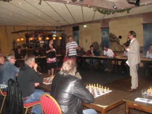 Een speciale clubavond: simultaanschaak spelen tegen 2 schaaktoppers